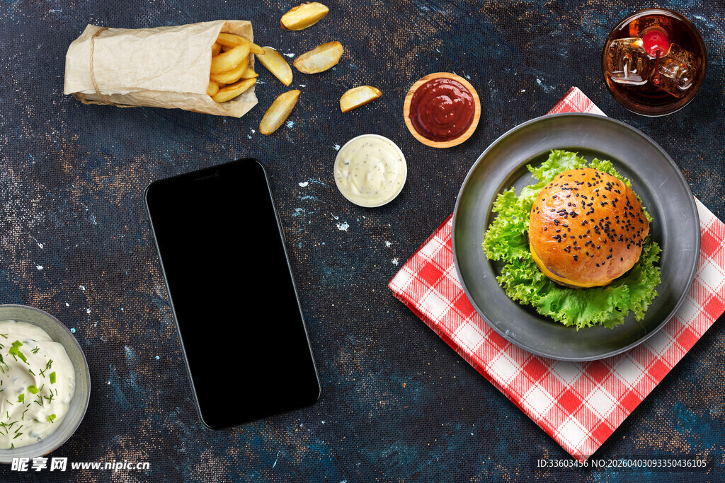 美味快餐与手机的惬意组合