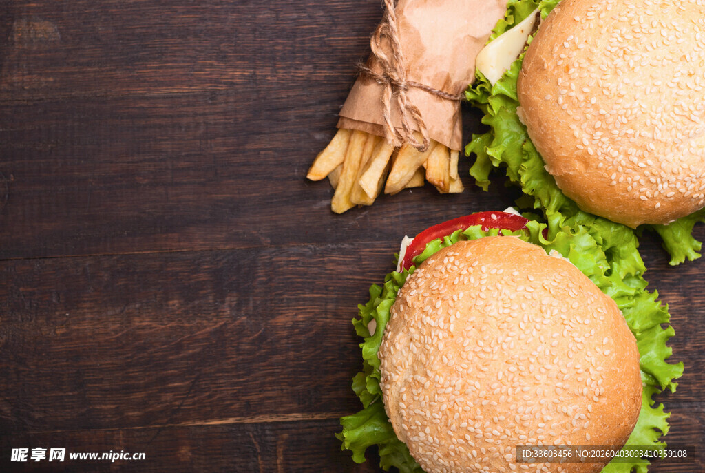 木质桌面的美味汉堡与姜