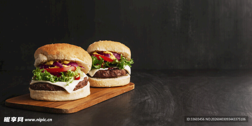 美味双层汉堡展示