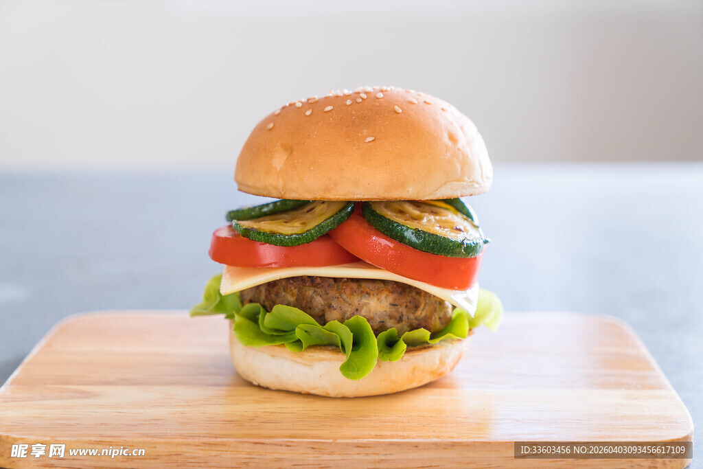 美味牛肉汉堡置于木砧板上