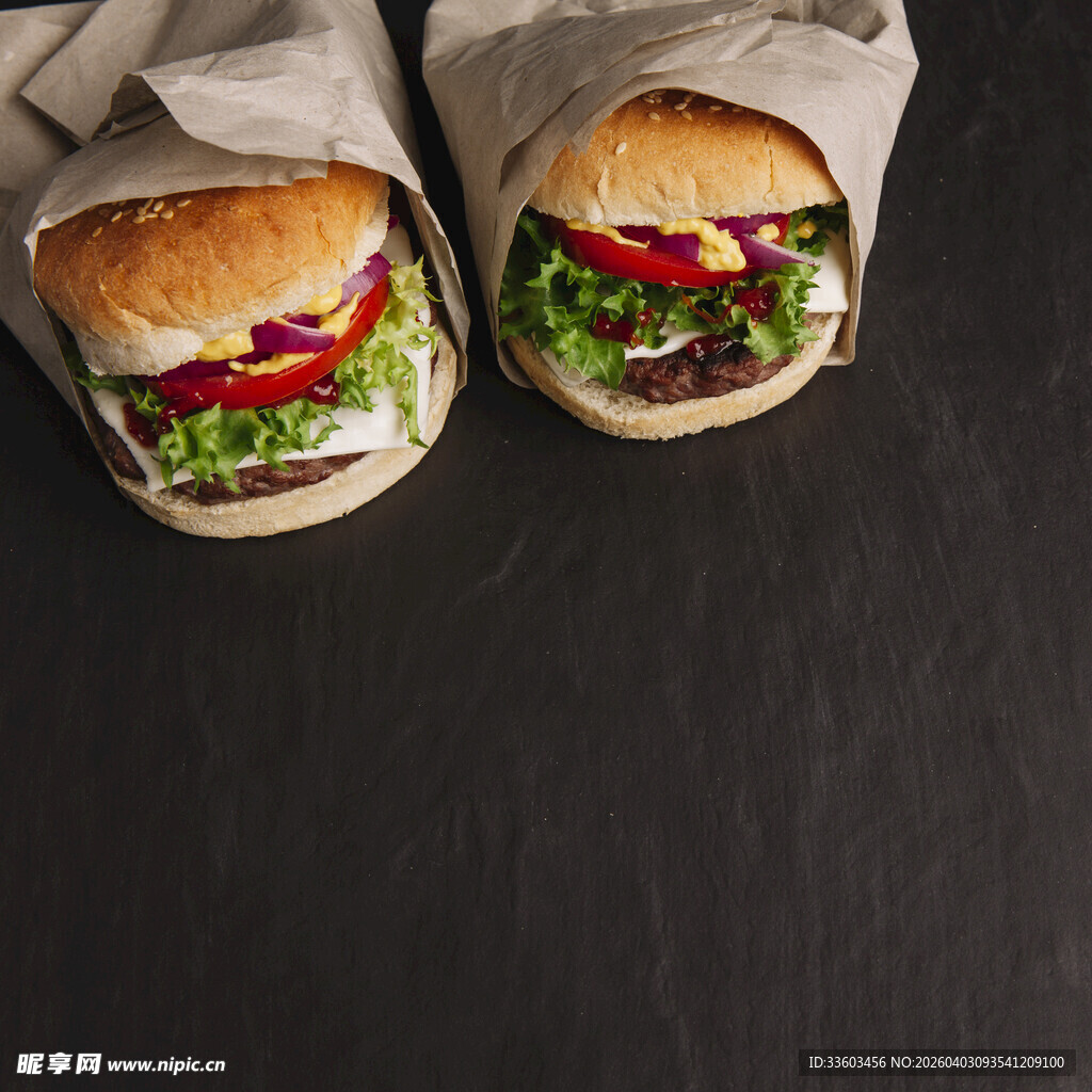 两份美味汉堡置于深色背景