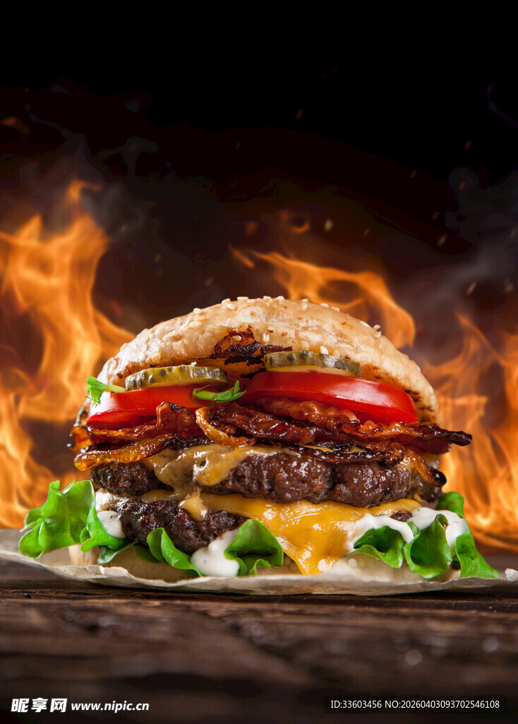 火焰中的美味双层牛肉汉堡
