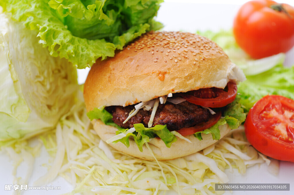 美味汉堡配新鲜蔬菜