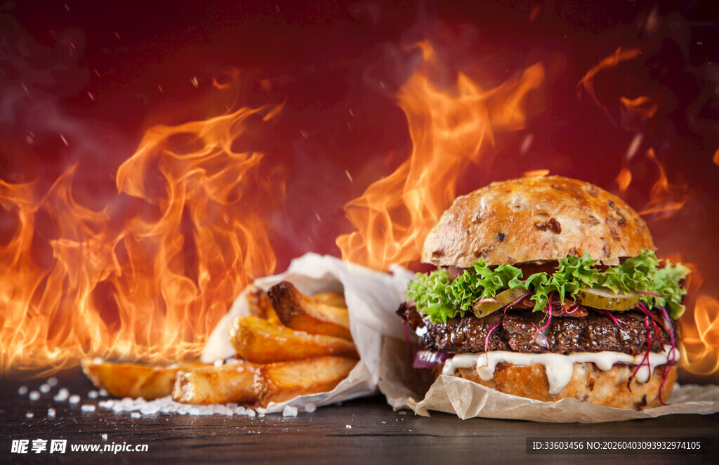火焰旁的美味汉堡与薯条