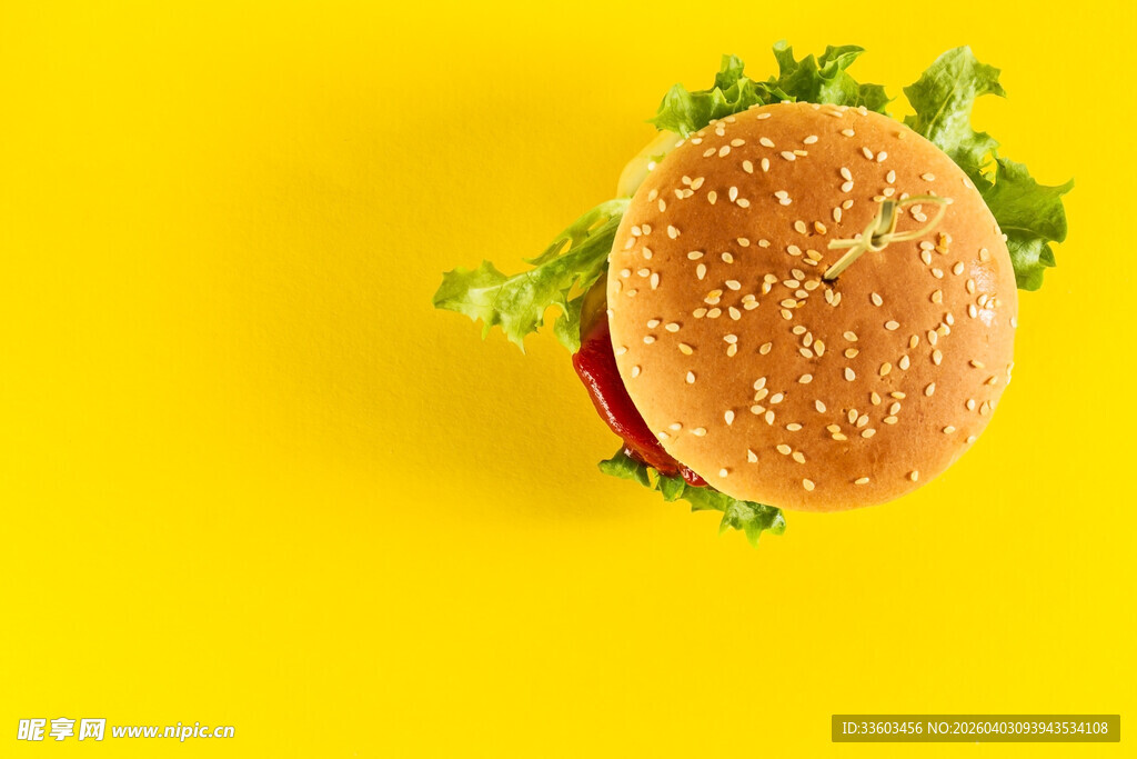 黄色背景上的美味汉堡