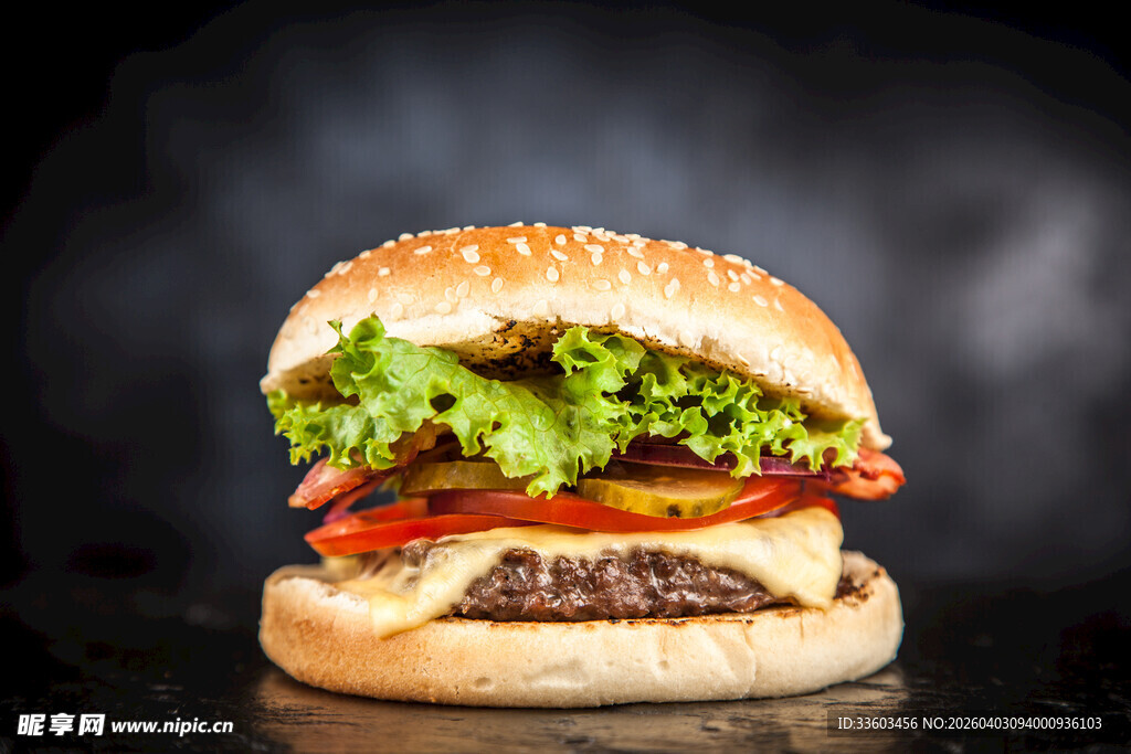 美味多汁的牛肉汉堡
