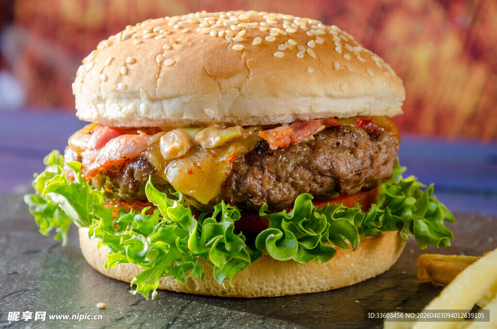 美味双层牛肉汉堡配薯条
