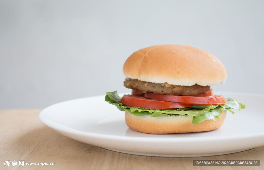 美味牛肉汉堡置于白盘上