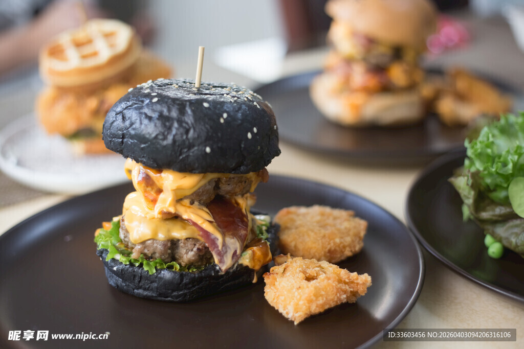 黑色汉堡配美味小食