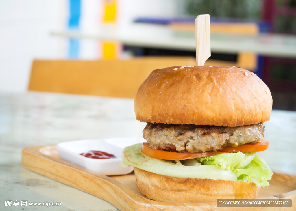 美味牛肉汉堡配清新生菜