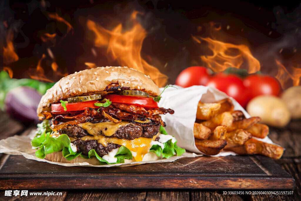 美味火焰烤汉堡与配菜