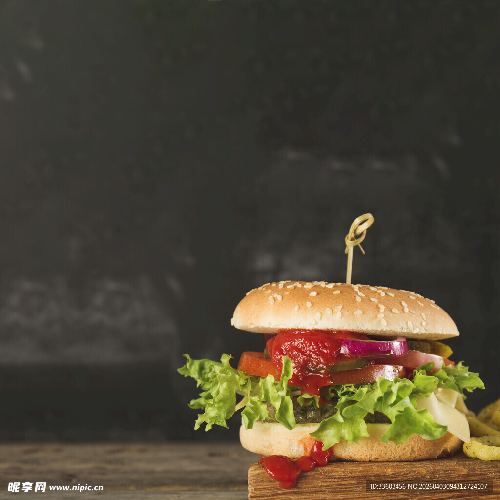 美味汉堡搭配薯条展示