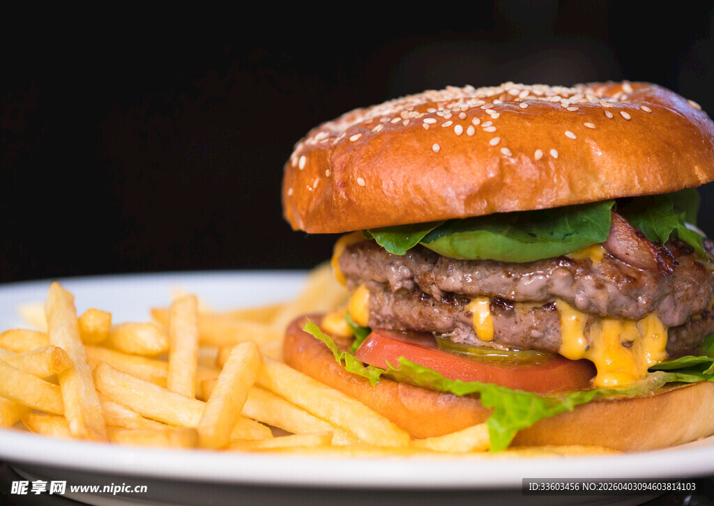美味汉堡配金黄薯条