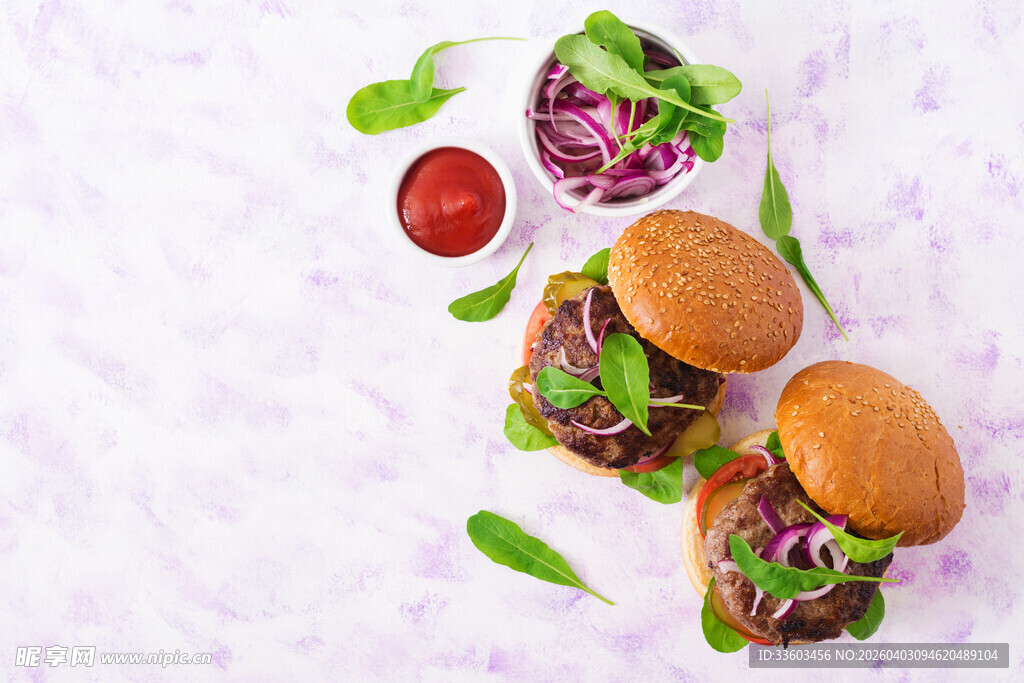 美味汉堡与配菜的诱人组合
