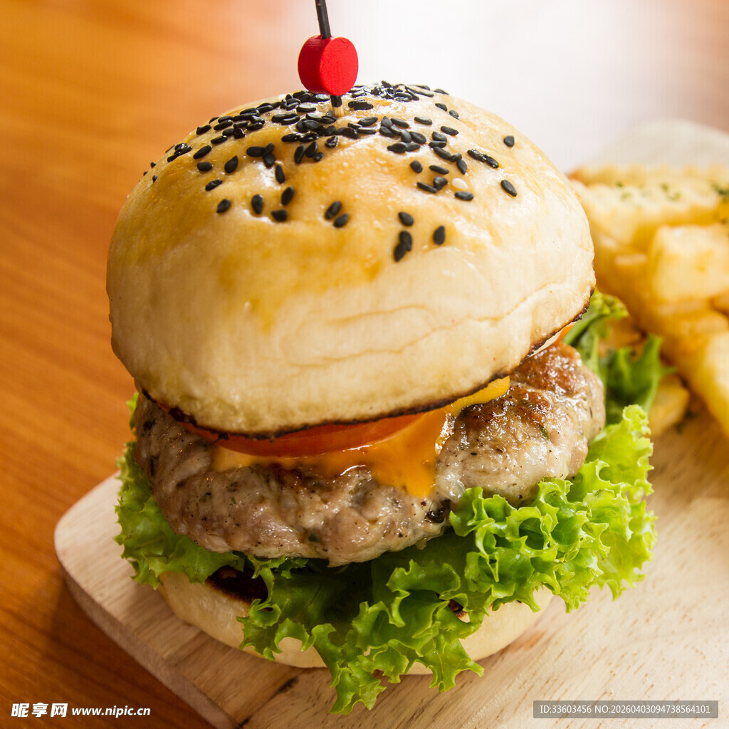 美味汉堡配金黄薯条