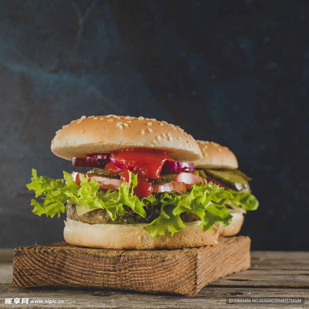 美味双层汉堡置于木上