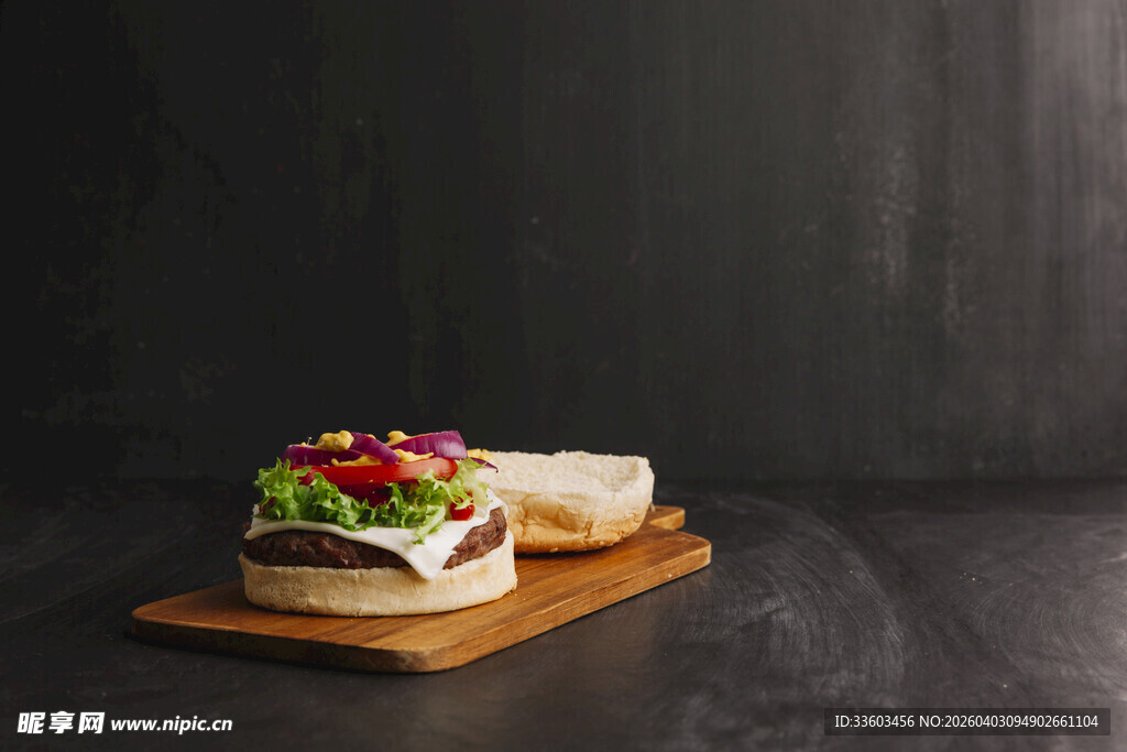 美味三明治置于木制托盘上