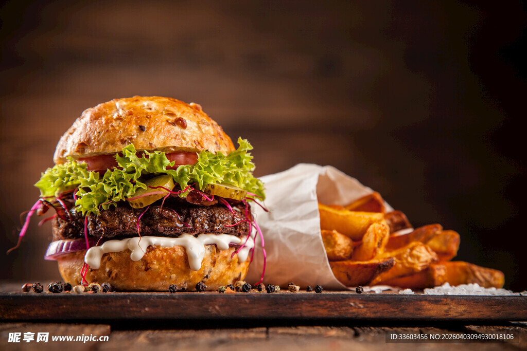 美味汉堡配香脆薯条
