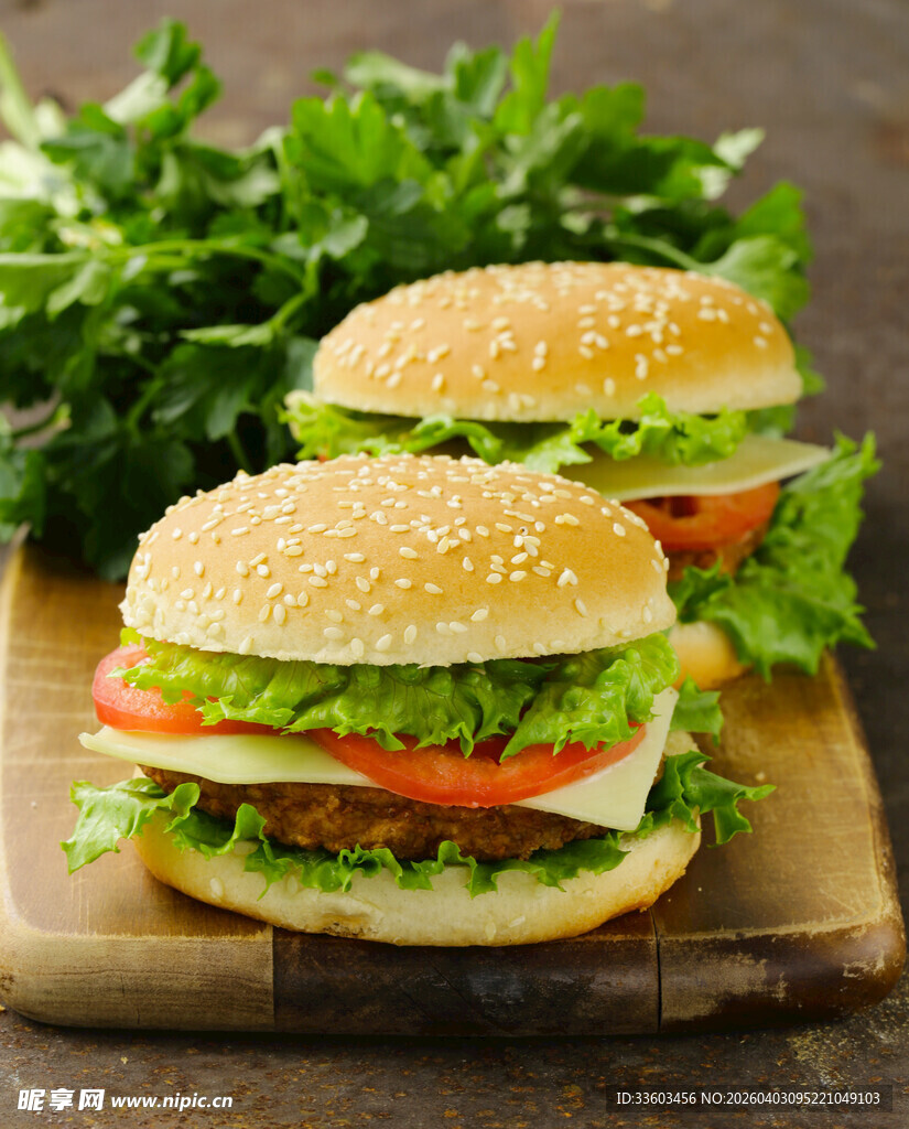美味蔬菜汉堡置于木砧板上