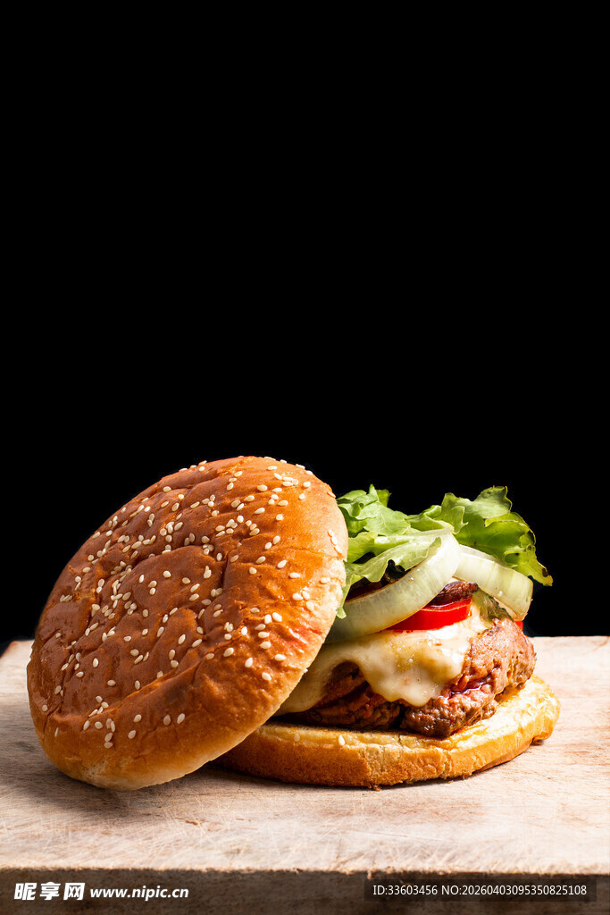 美味汉堡置于木桌之上