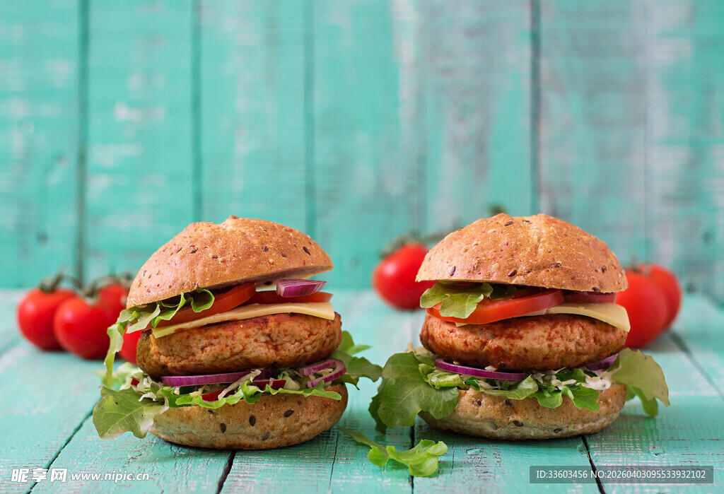 美味双层汉堡与新鲜番茄