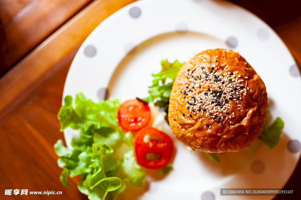 美味汉堡配蔬菜