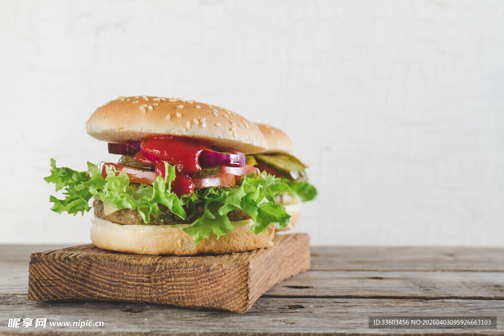 美味汉堡置于木质底座上