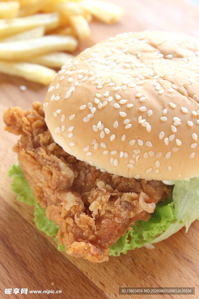 美味鸡肉汉堡与薯条