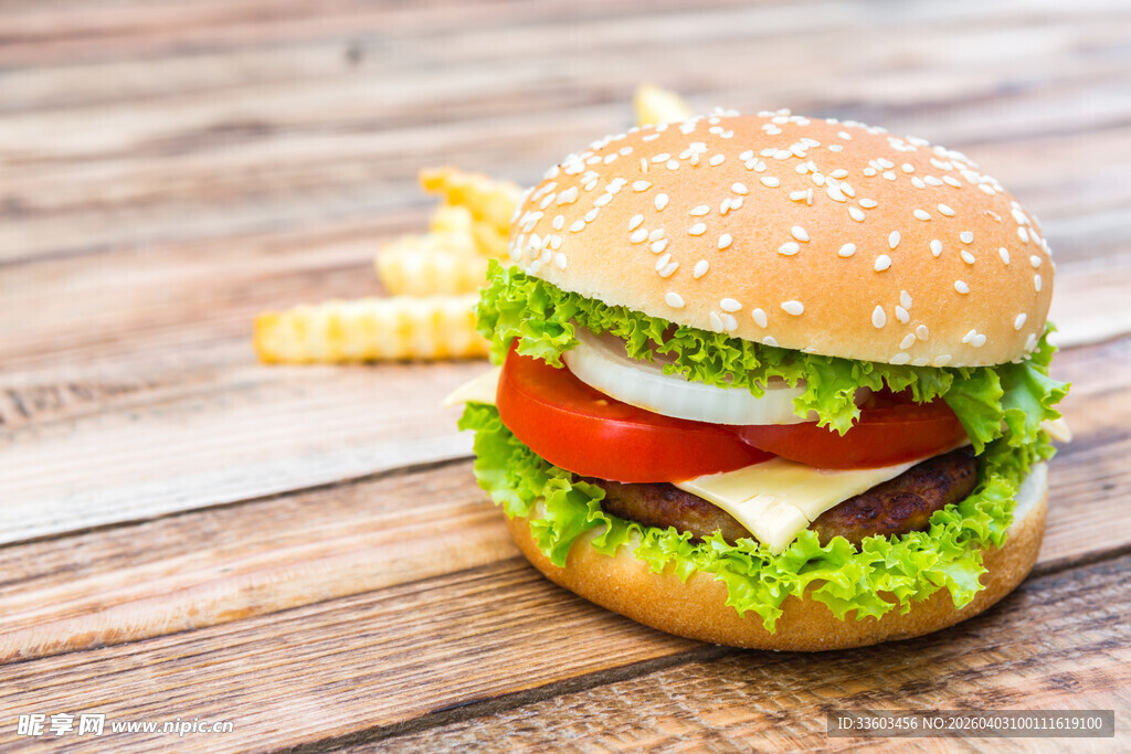 美味汉堡置于木质桌面上