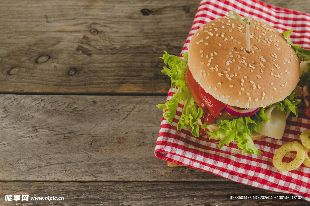 木桌上美味的汉堡与配菜