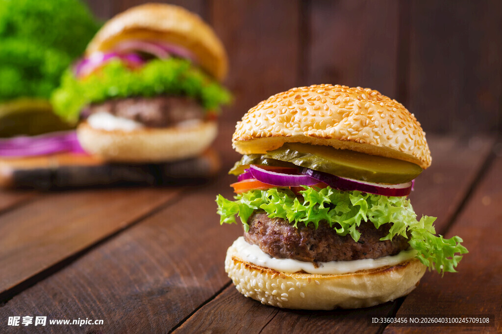 美味汉堡置于木质桌面上