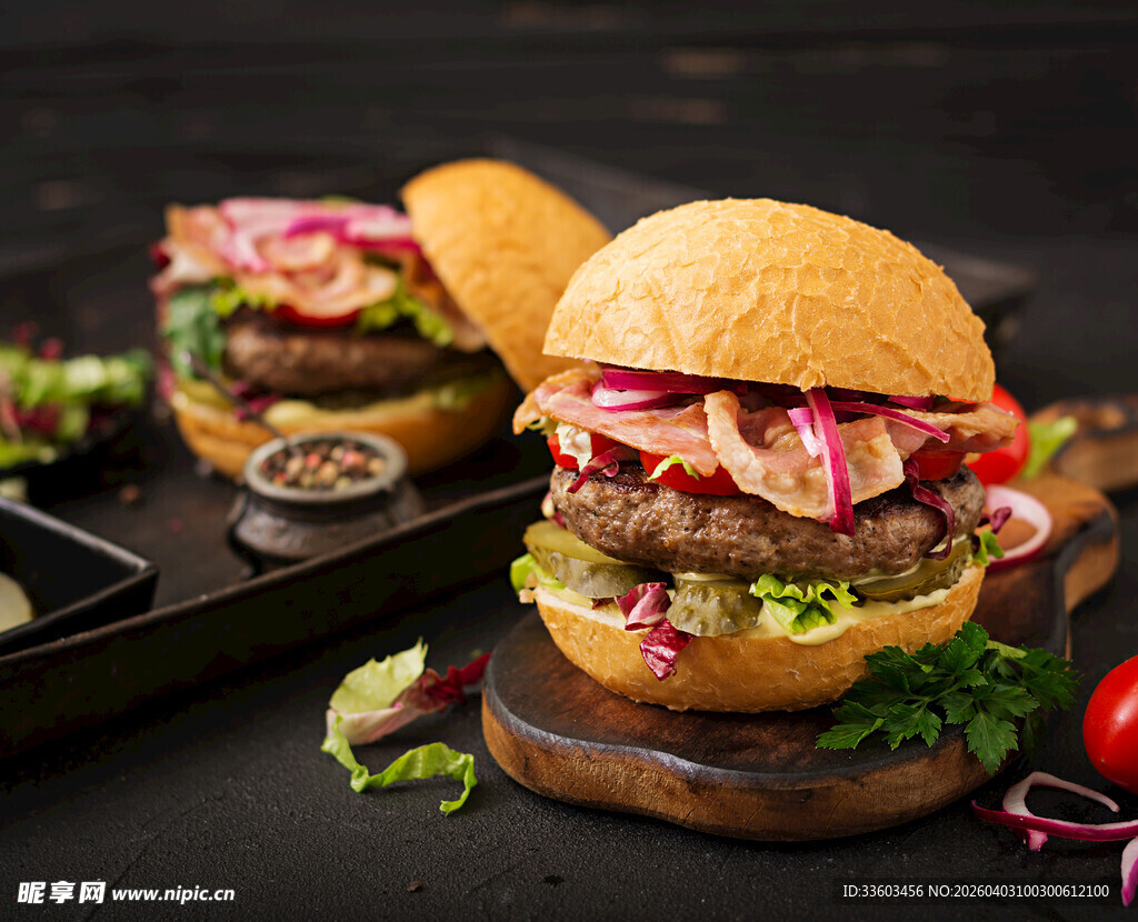 美味双层牛肉汉堡特写