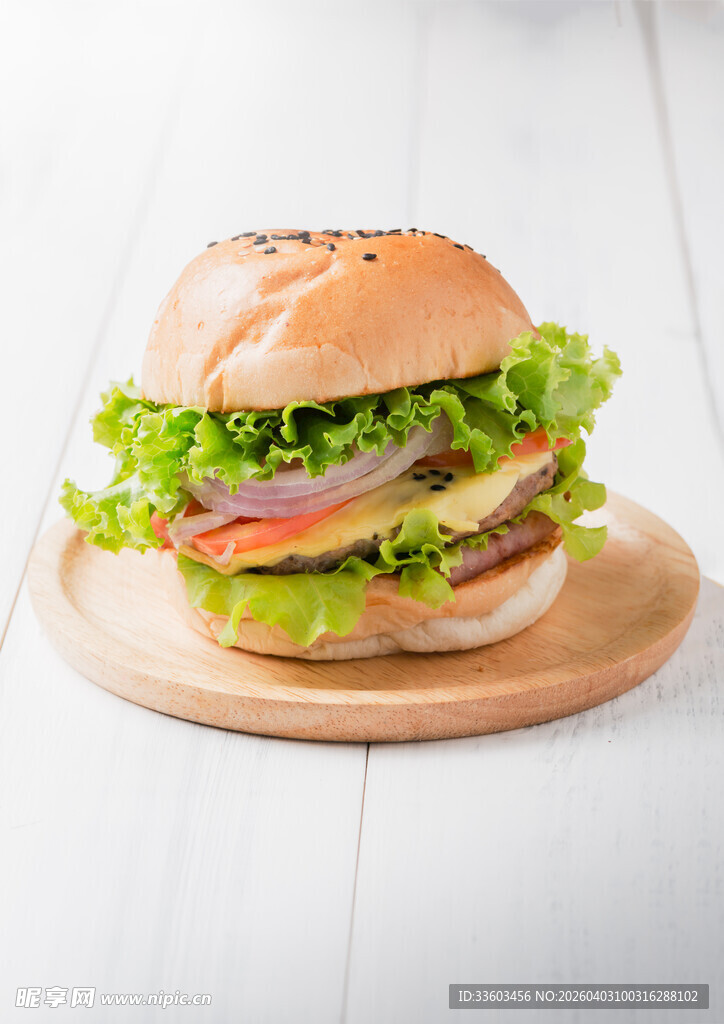 美味多层汉堡置于木盘上