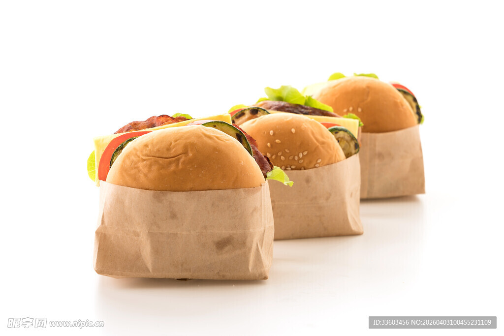 三个纸袋包装的美味汉堡