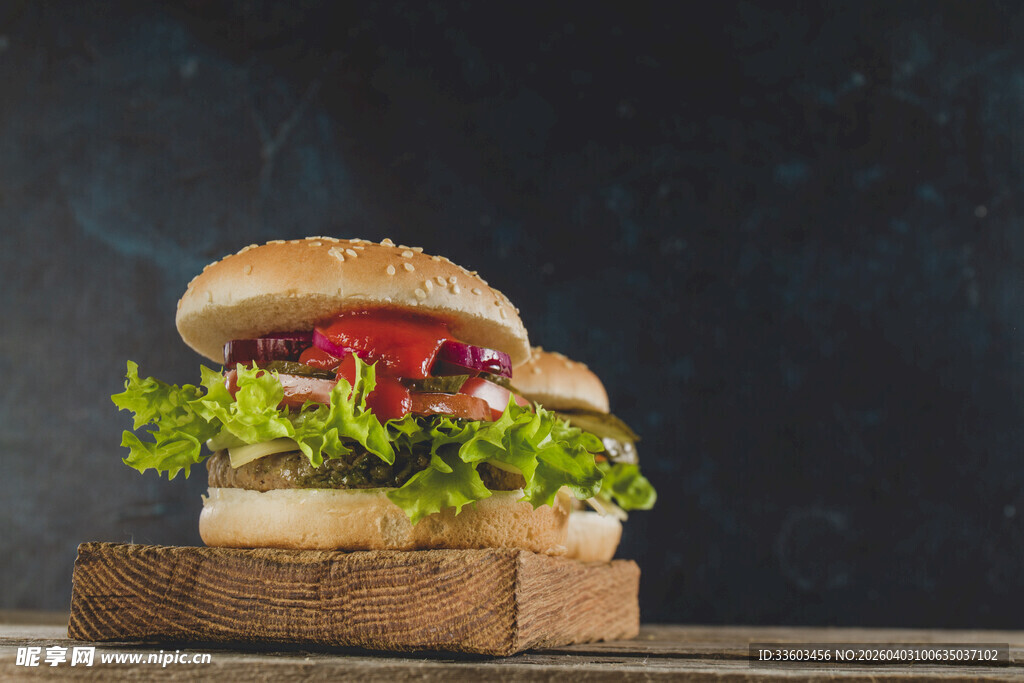 美味双层汉堡置于木台上