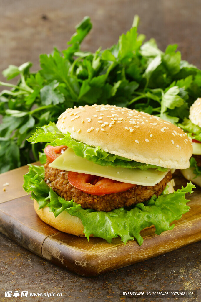 美味鸡肉汉堡配新鲜蔬菜