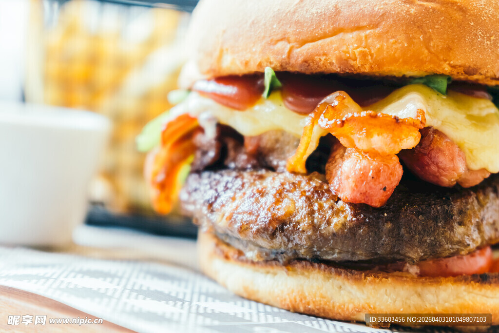 美味多汁的芝士汉堡