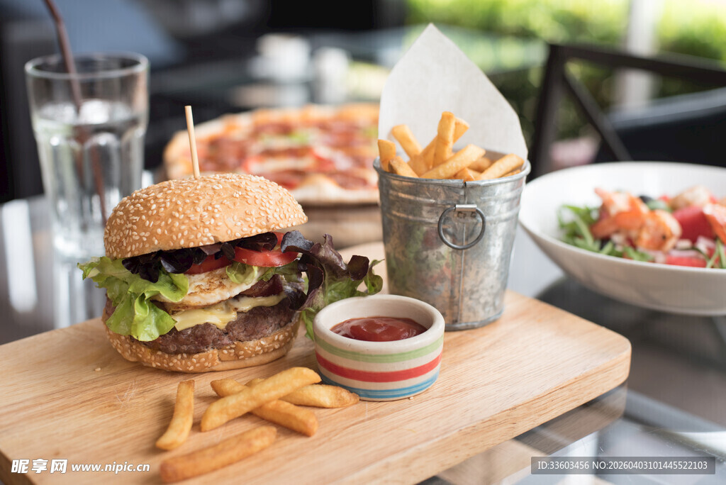美味汉堡配薯条与饮品