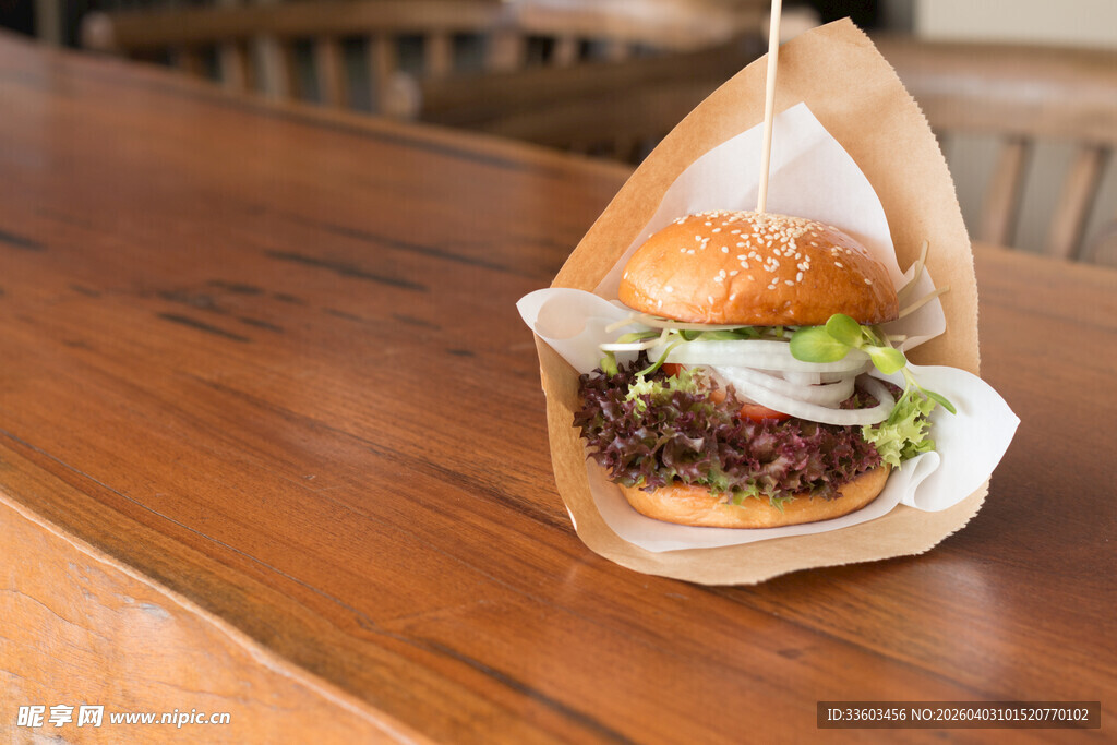 木桌上的美味汉堡