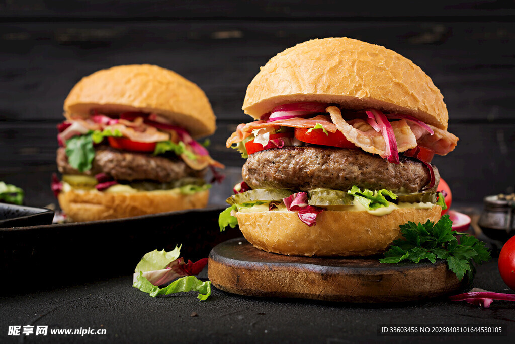 美味双层汉堡诱人呈现