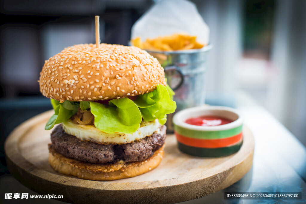 美味汉堡搭配小食与蘸酱