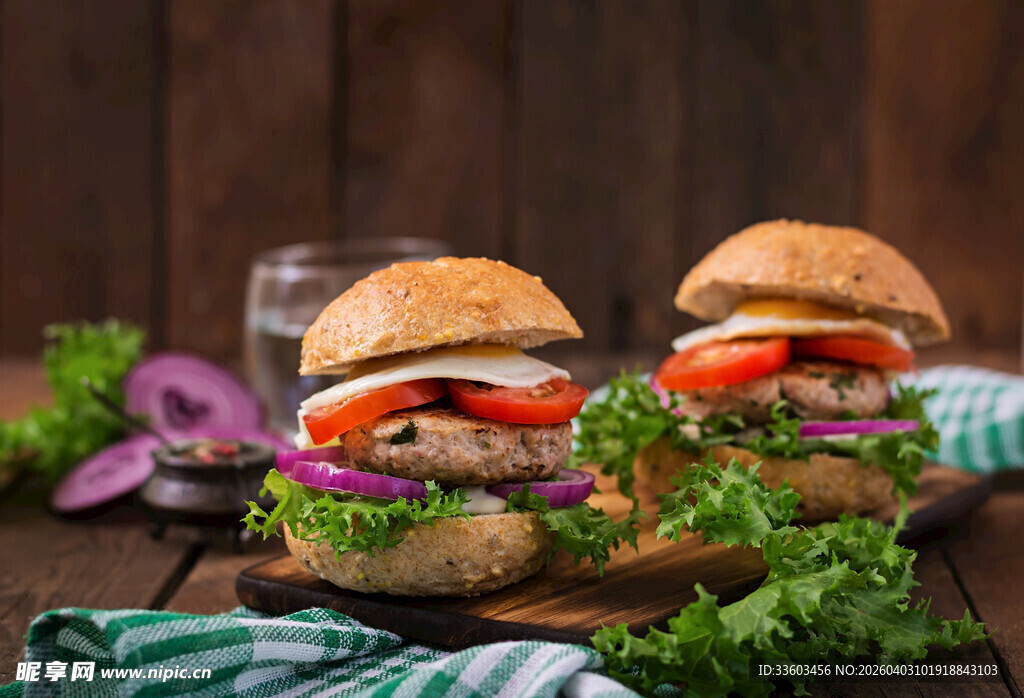 美味双汉堡搭配新鲜蔬菜