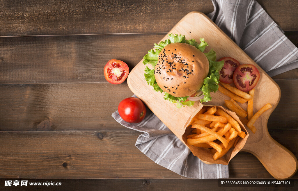 木桌上的汉堡薯条套餐
