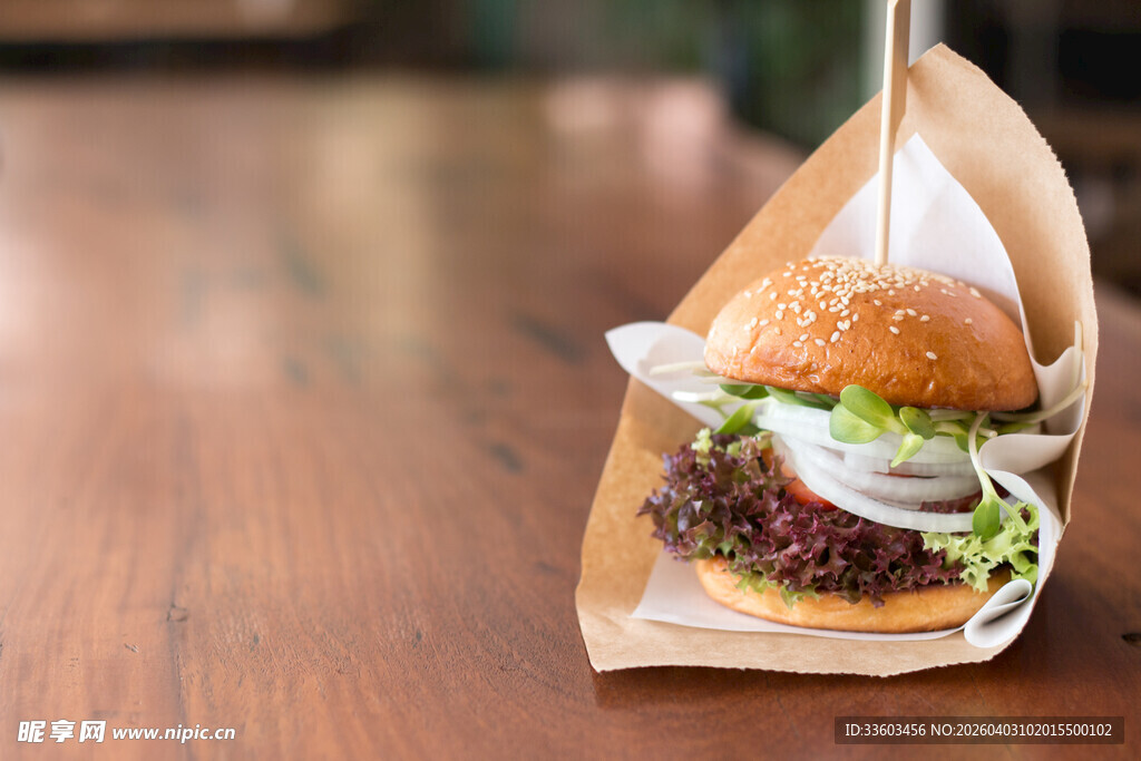 美味汉堡置于木质桌面上