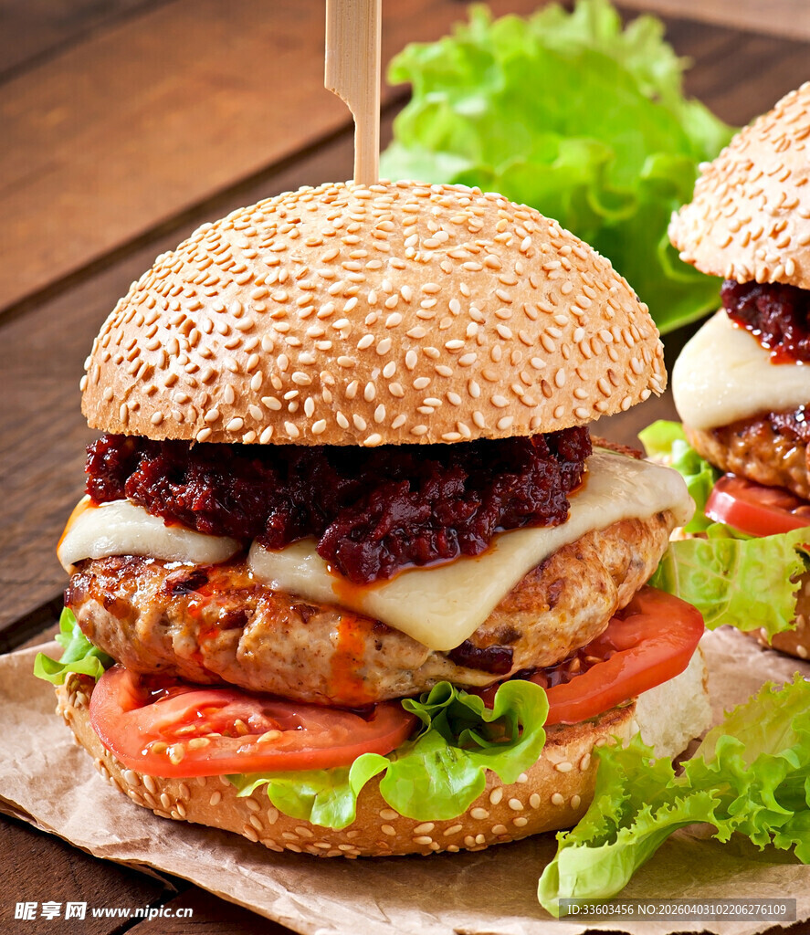 美味多汁的鸡肉汉堡