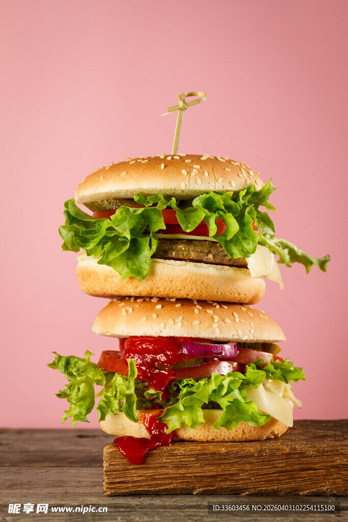 三层美味汉堡堆叠展示