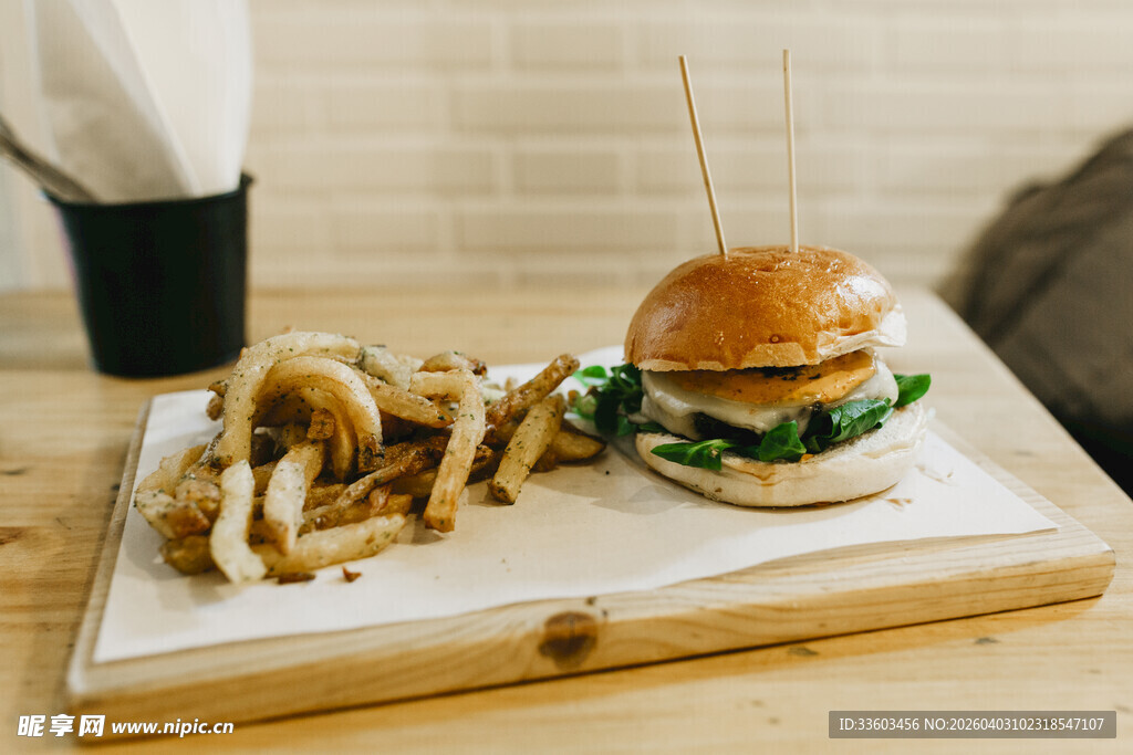 美味汉堡配金黄薯条