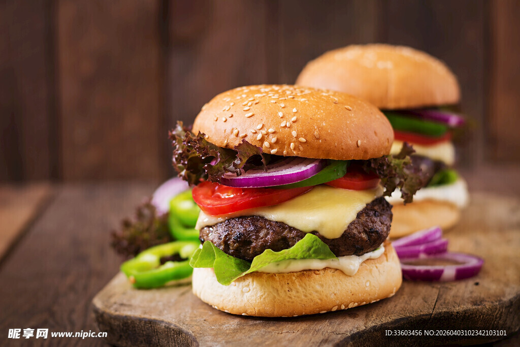 美味多汁的双层牛肉汉堡