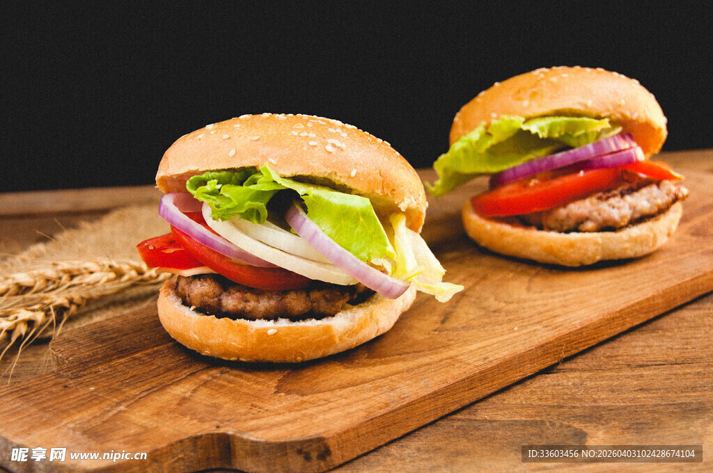 美味双汉堡置于木砧板上