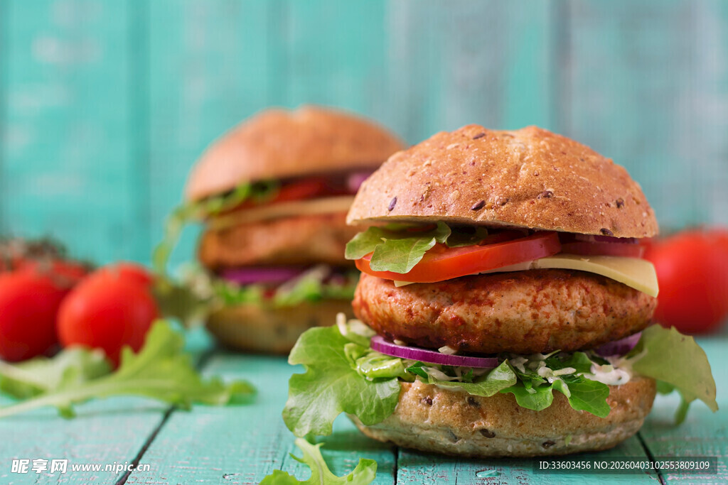 美味双汉堡配新鲜蔬菜